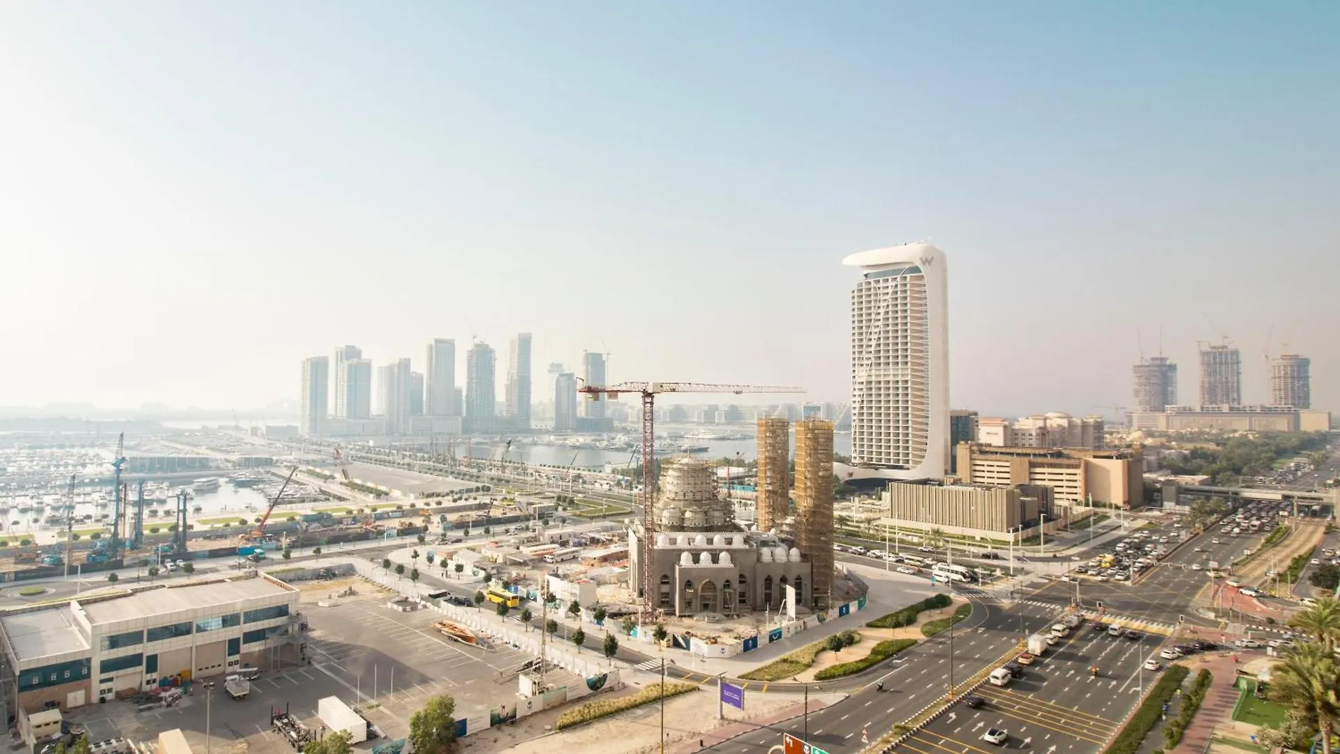 Urban Retreat: Sea View Apartment In Dubai Marina