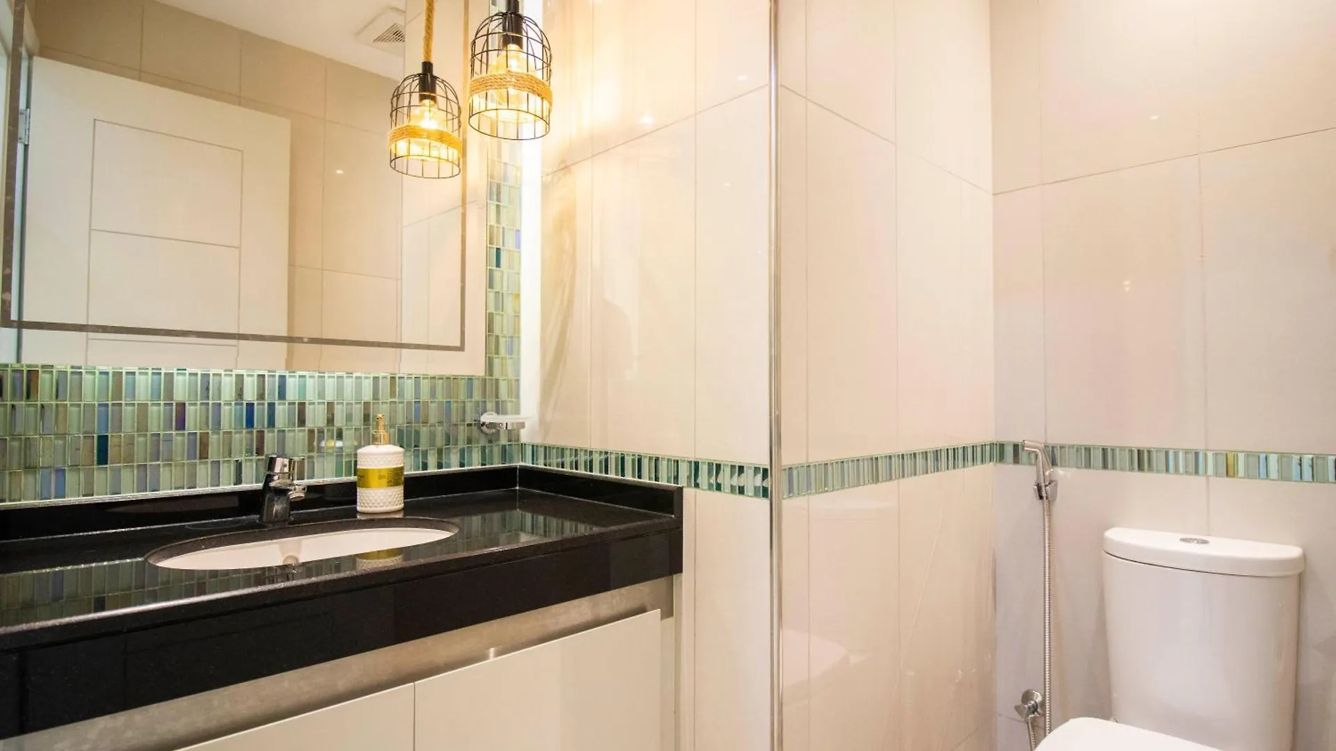 Urban Retreat: Sea View Apartment In Dubai Marina 아랍에미리트