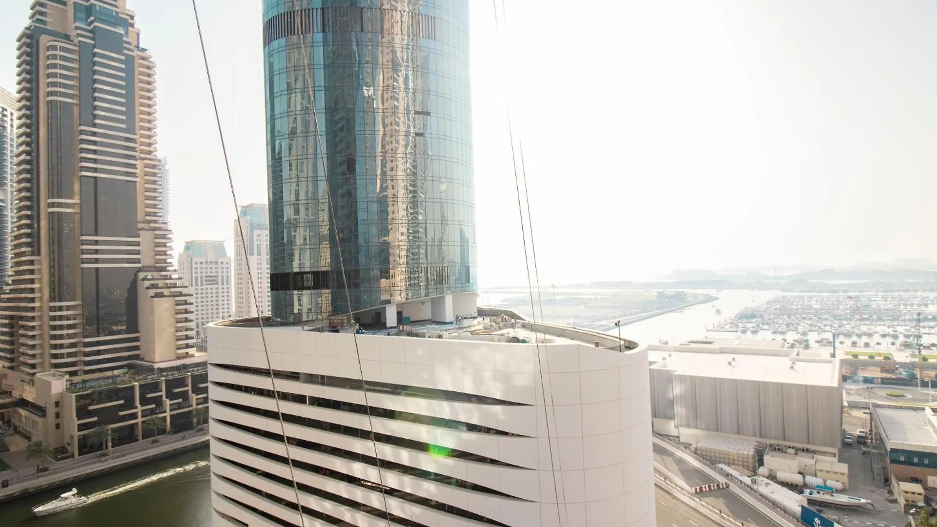 Urban Retreat: Sea View Apartment In Dubai Marina